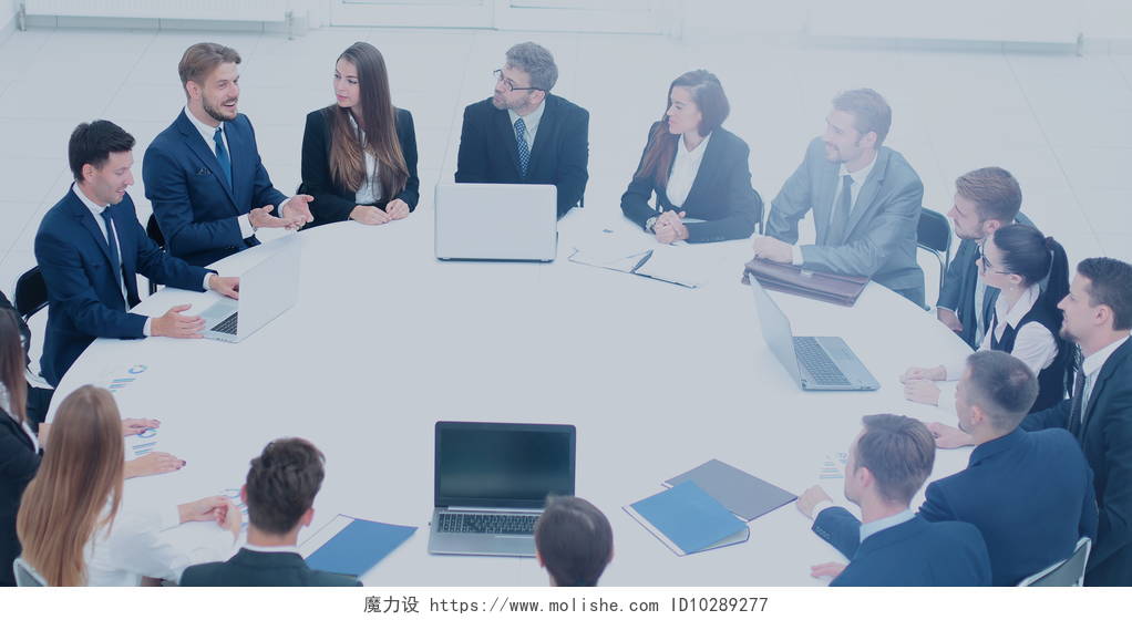 业务团队和财务总监坐在一个大型的圆桌会议团队交流沟通会议商务沟通团队商务会议开会